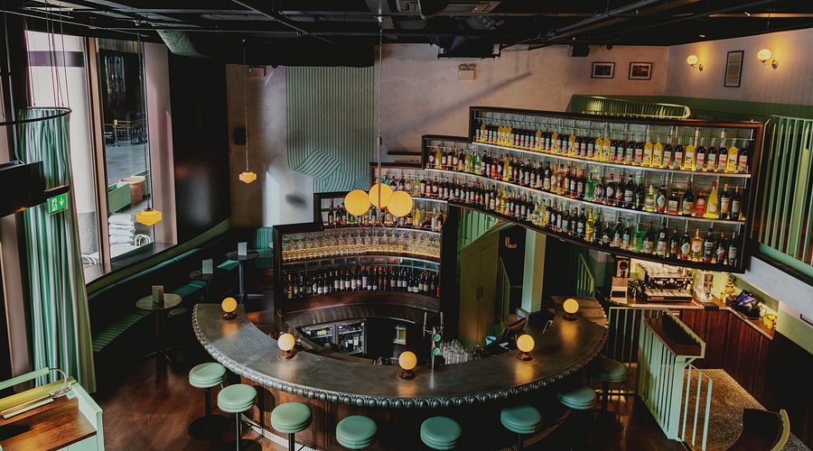 Restaurant and café payment setup with table-side terminal